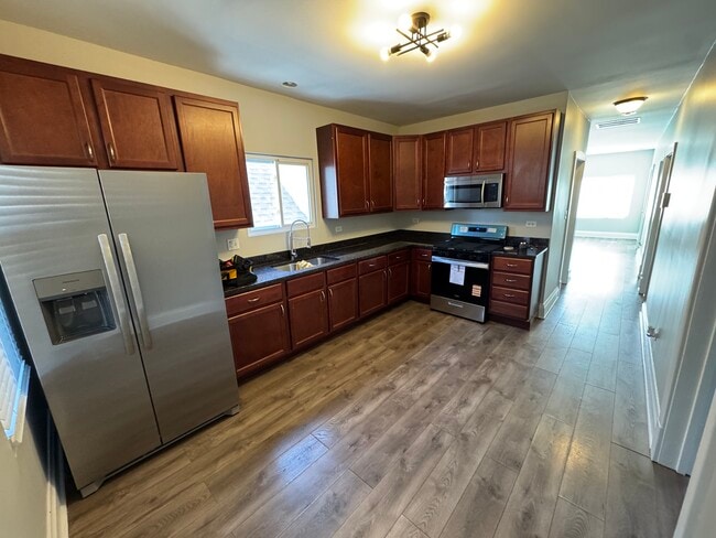 Building Photo - 5410 W Wrightwood Ave