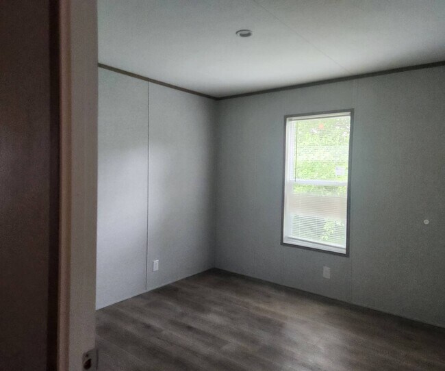 Building Photo - 35 Sundale Trailer Ct