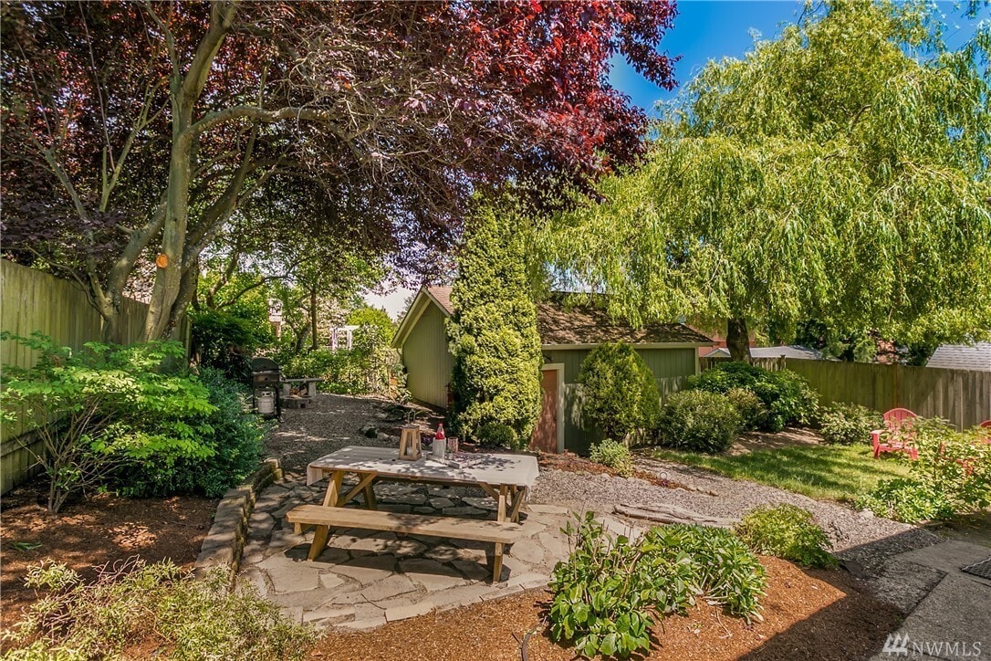 Backyard Haven with grill, picnic table and lawn space - 712 NW 90th St