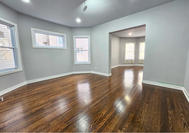 Foto del edificio - 121 N Menard Ave