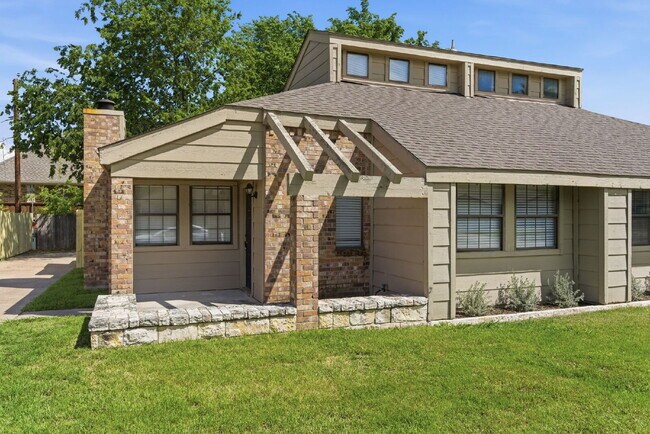 Building Photo - "Bright and Spacious 2-1 Duplex with Flexible Loft Space in Prime Keller Location!"