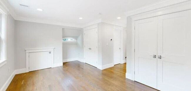 Building Photo - Charming 4 Bedroom-No Broker Fee