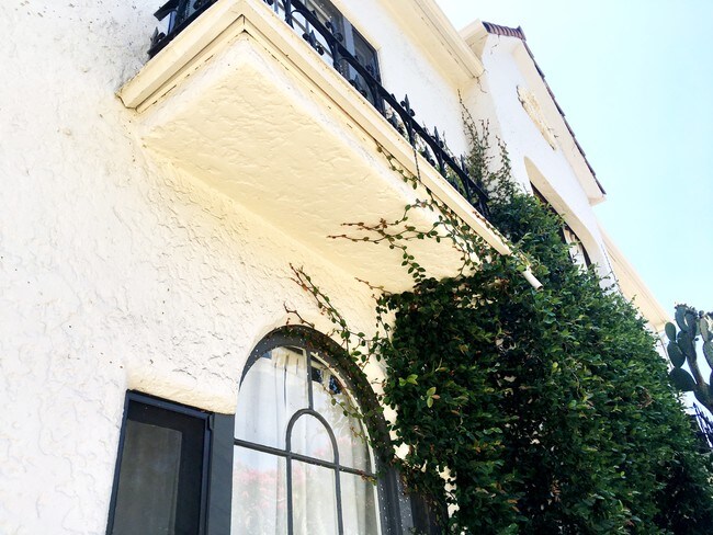 Building Photo - 728-732 E Edgeware Rd