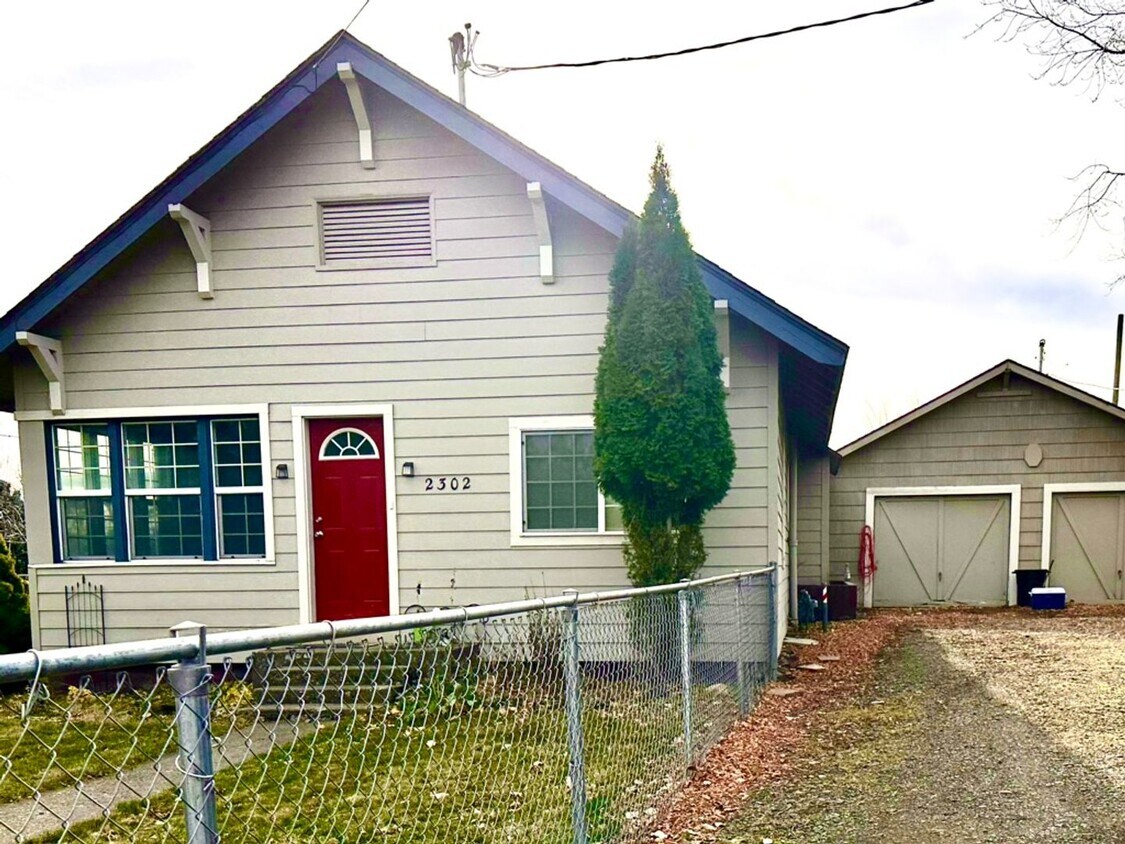 Primary Photo - 3 Bedroom 1 Bath house on 1 acre with sept...
