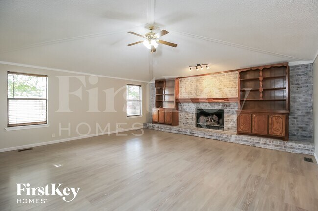 Building Photo - 2012 Tanglewood Dr