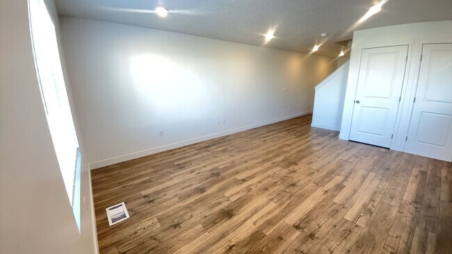 Foto del edificio - Modern 4 Bedroom Townhome in Cedar City. Pet Friendly!