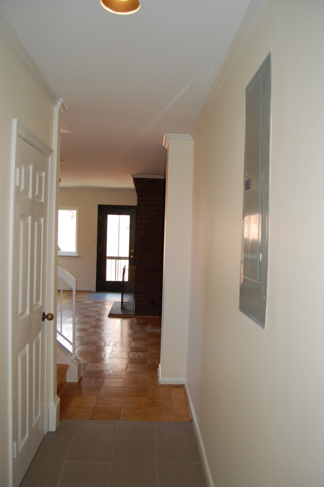Entrance Hallway - 1068 Paper Mill Ct NW