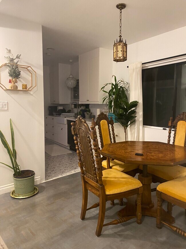 Foto del edificio - 8867 Lookout Mountain Ave