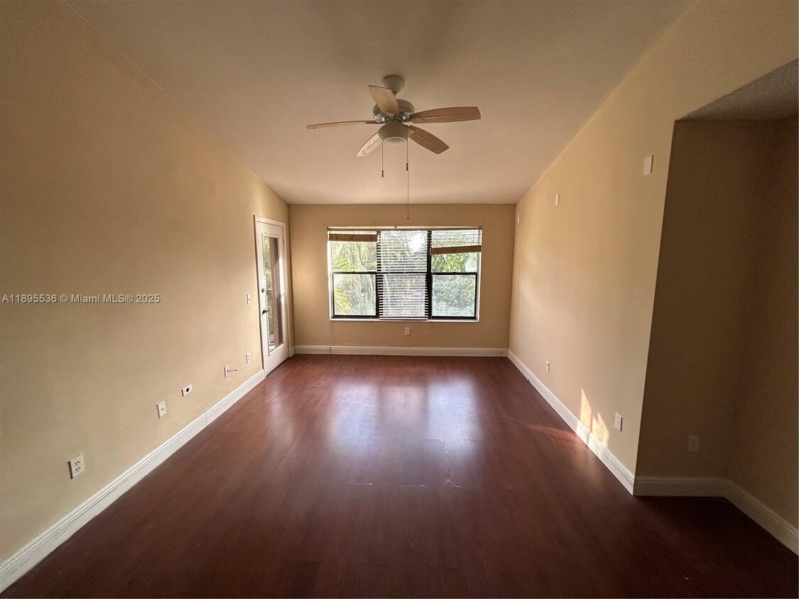 Foto principal - 4261 W McNab Rd