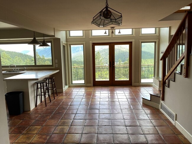 Building Photo - 3 bed 2 bath w/ Mountain Views!