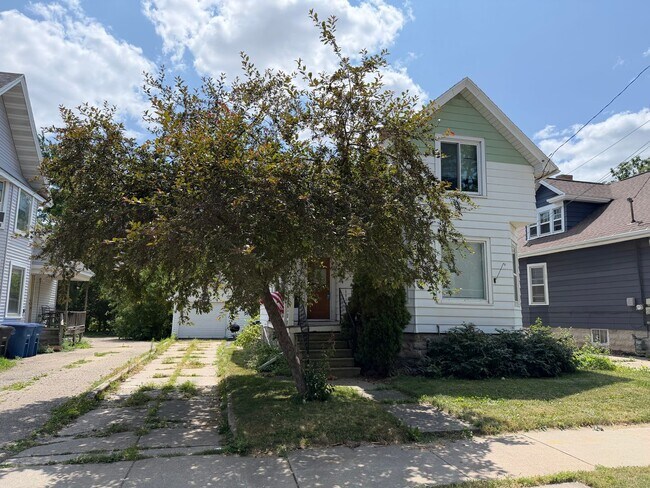 Foto del edificio - 4 Bedroom House in Oshkosh