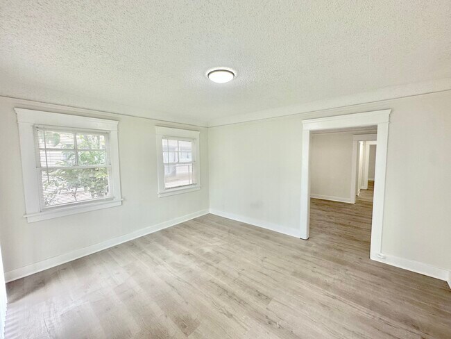 Building Photo - 873 N Heliotrope Dr