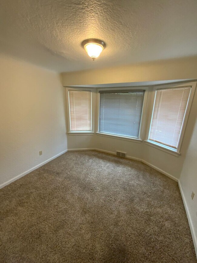 Foto del edificio - Lakewood 3bdr Duplex UNIT #B