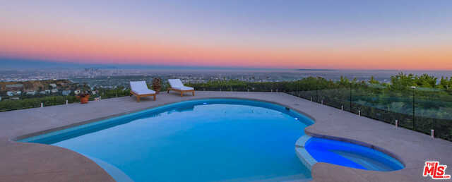 Foto del edificio - 1542 Blue Jay Way