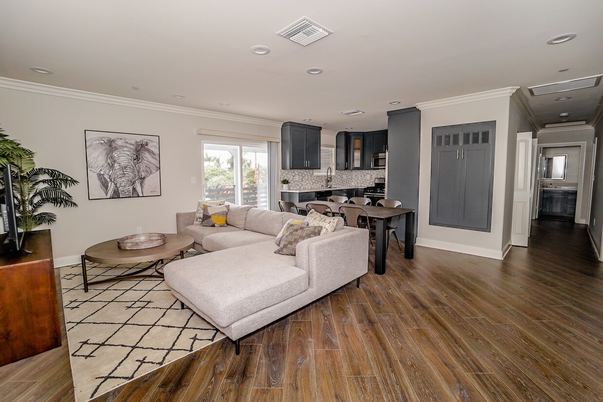 7113 S La Cienega Blvd, Los Angeles, CA 90045 Apartments in Los