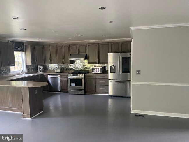 Building Photo - 6338 Lincolnia Rd
