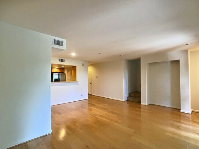 Building Photo - 2 Bedroom Townhouse in Southwest San Jose with Garage