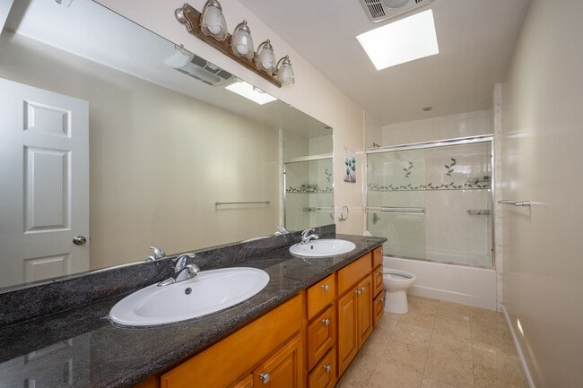 Foto del edificio - 483 Monterey Blvd