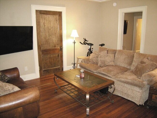 Foto del edificio - 653 N Highland Ave NE
