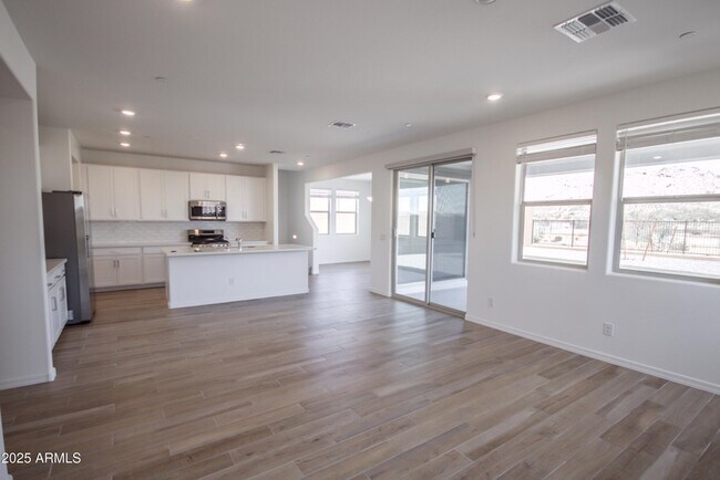 Foto del edificio - 21326 W Roanoke Ave