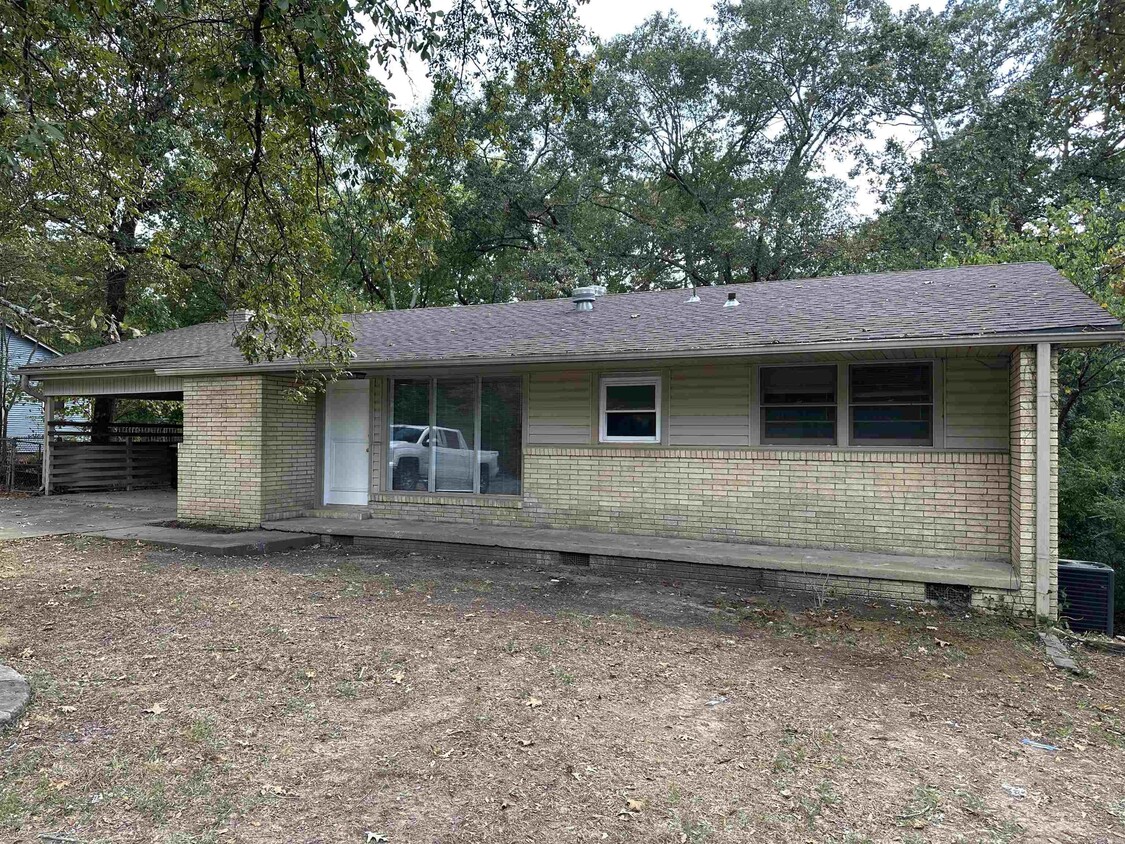Primary Photo - 8713 Westwood Ave