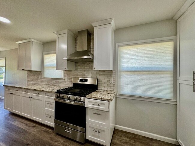 Building Photo - NEWLY RENOVATED 3 BED, 3 BATH ONE STORY HO...