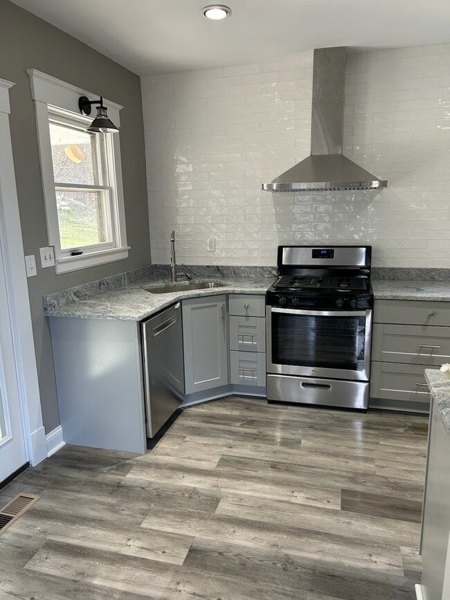 Building Photo - 2303 Center St