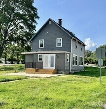Building Photo - 505 E Oak St