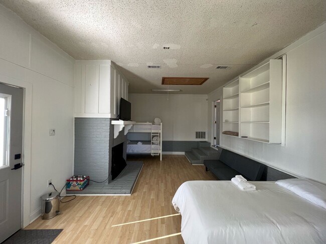 Building Photo - 244 Linda Ave