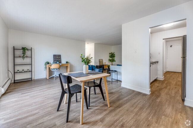 2 chambres, 1 salle de bain - Salon - 520-560 Mornington Avenue