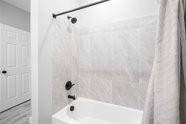 Foto del edificio - 2101 Reinke Rd