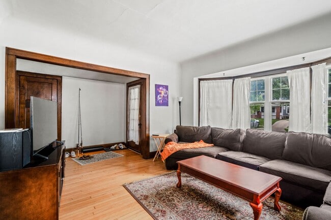 Building Photo - Murray Lower Flat