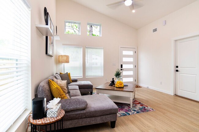Building Photo - Spacious 3BR/3BA home in a quiet neighborh...