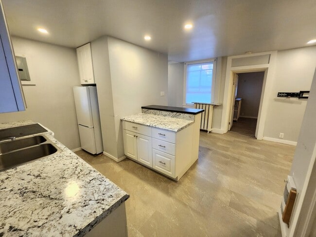 Building Photo - 196 King St E