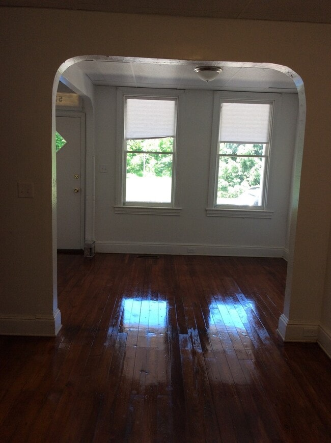 Building Photo - Available Now! 2 Bedroom Small House-York ...
