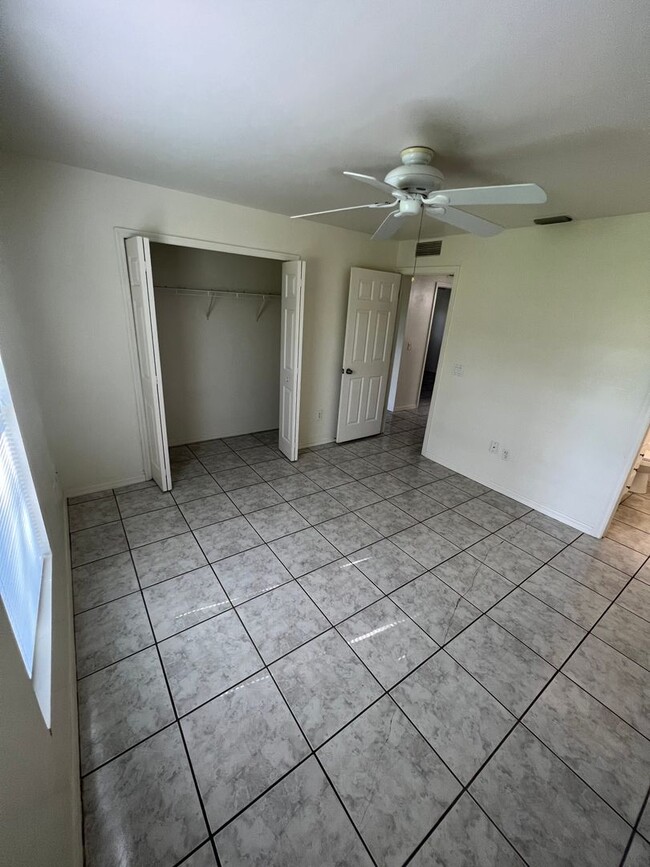 Foto del edificio - 3-Bedroom, 2-Bath Duplex with Screened Lanai & Included salt service and  Lawn Care