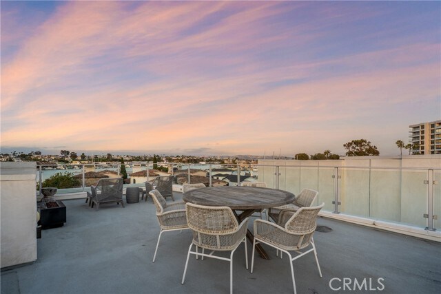 Building Photo - 3351 Via Lido