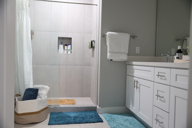 Foto del edificio - 13826 Caliente Dr