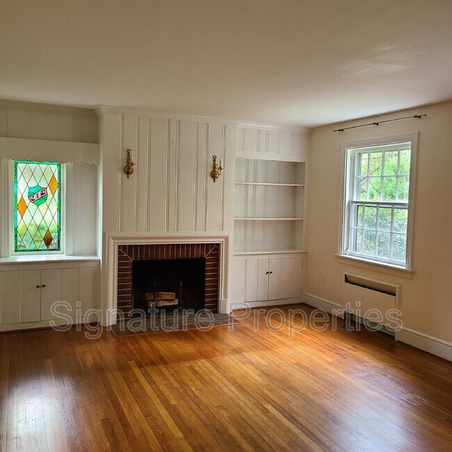 Foto del edificio - 4643 Stuart Ave