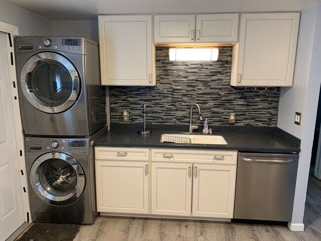 Foto del edificio - Newly Remodeled 2 Bedroom Unit in East Anc...