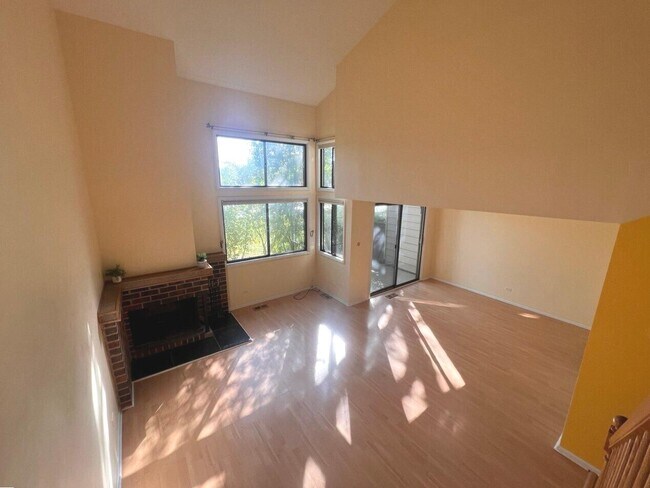 Building Photo - 823 Gladstone Dr