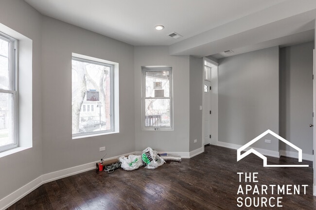 Photo - 3135 N Oakley Ave Apartment