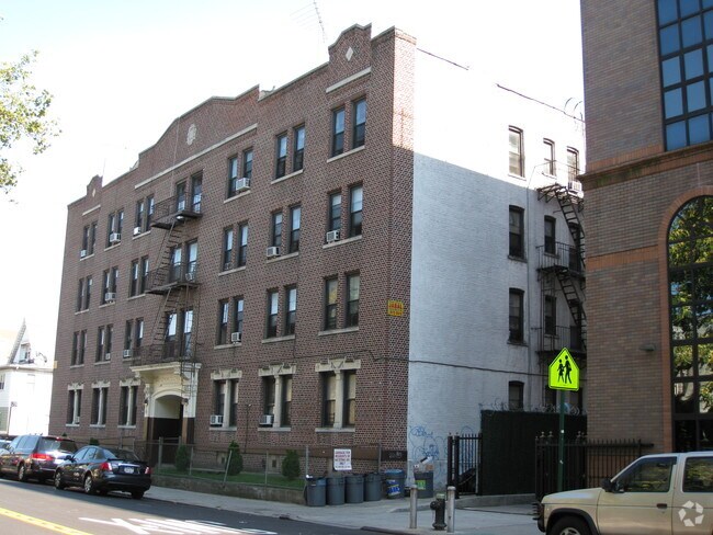 Building Photo - Commodore