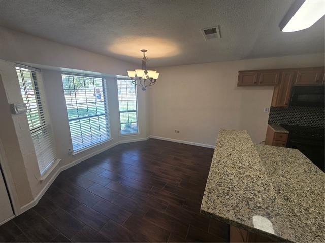 Foto del edificio - 508 Tarragon Ln