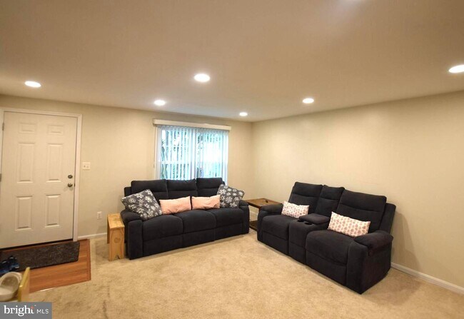 Foto del edificio - 6560 Lochleigh Ct
