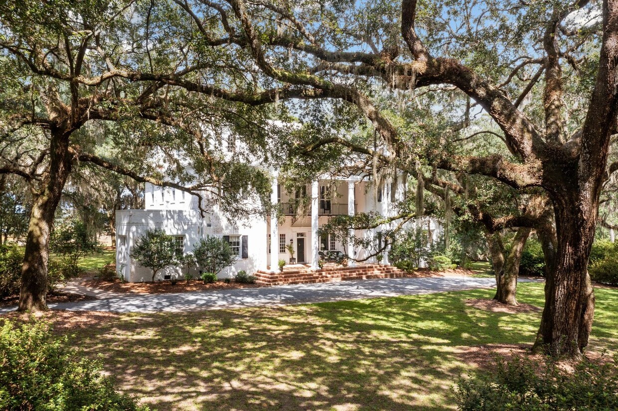 Primary Photo - Sprawling Furnished Estate Home on the Ash...