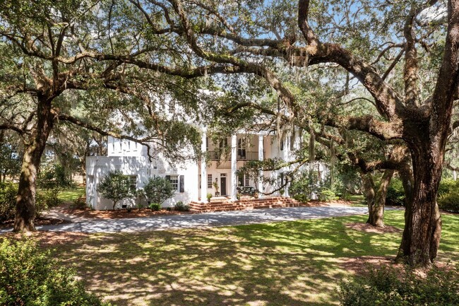 Foto del edificio - Sprawling Furnished Estate Home on the Ash...