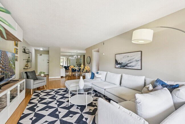 Foto del edificio - Incredible 2-Bedroom & 2-Bathroom in Pentagon City!