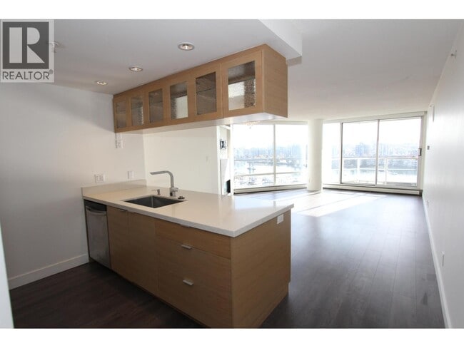 Building Photo - 1201-1201 Marinaside Crescent