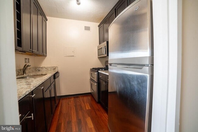 Foto del edificio - 4141 Henderson Rd